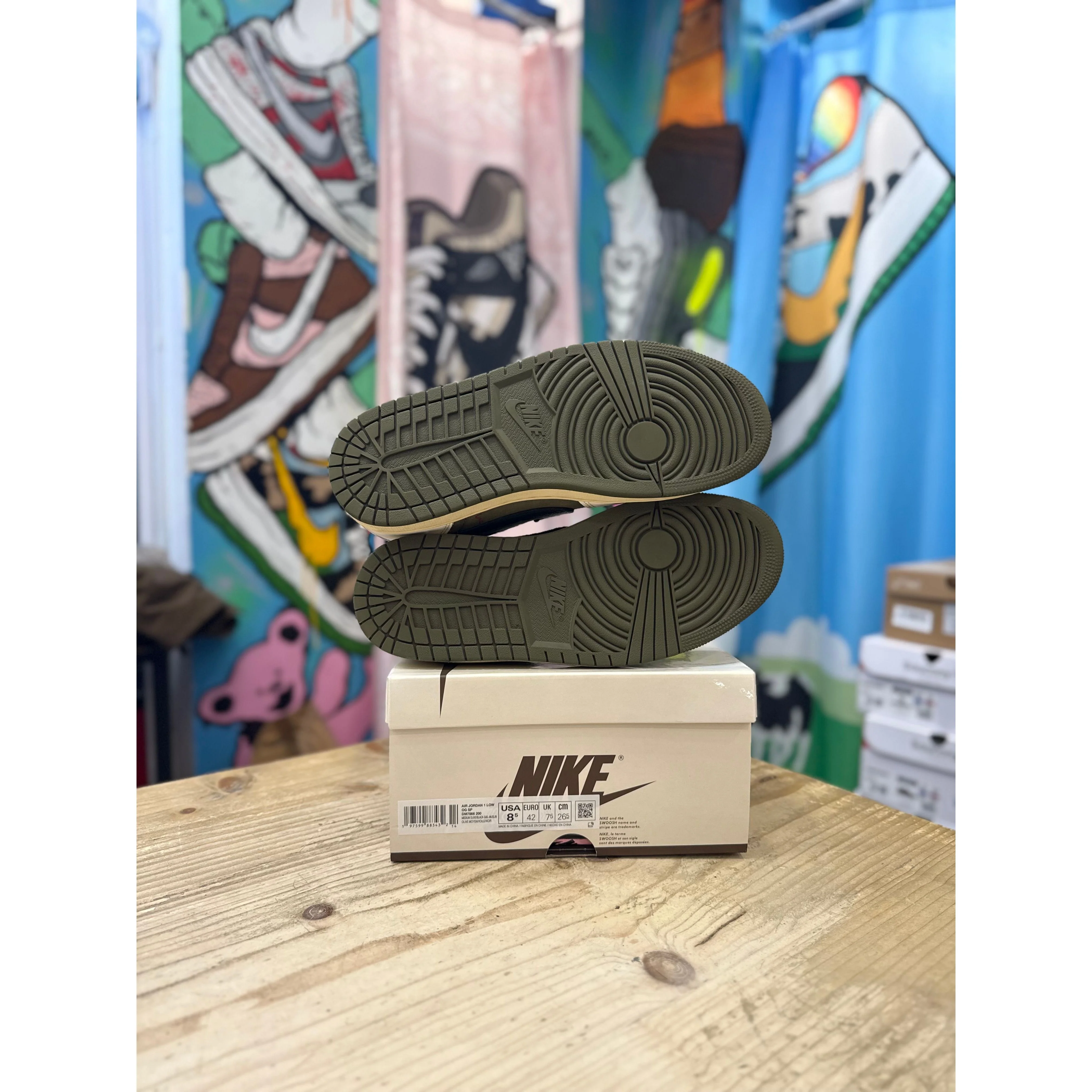 Jordan 1 low Travis Scott Medium Olive UK 7.5. - Image 3