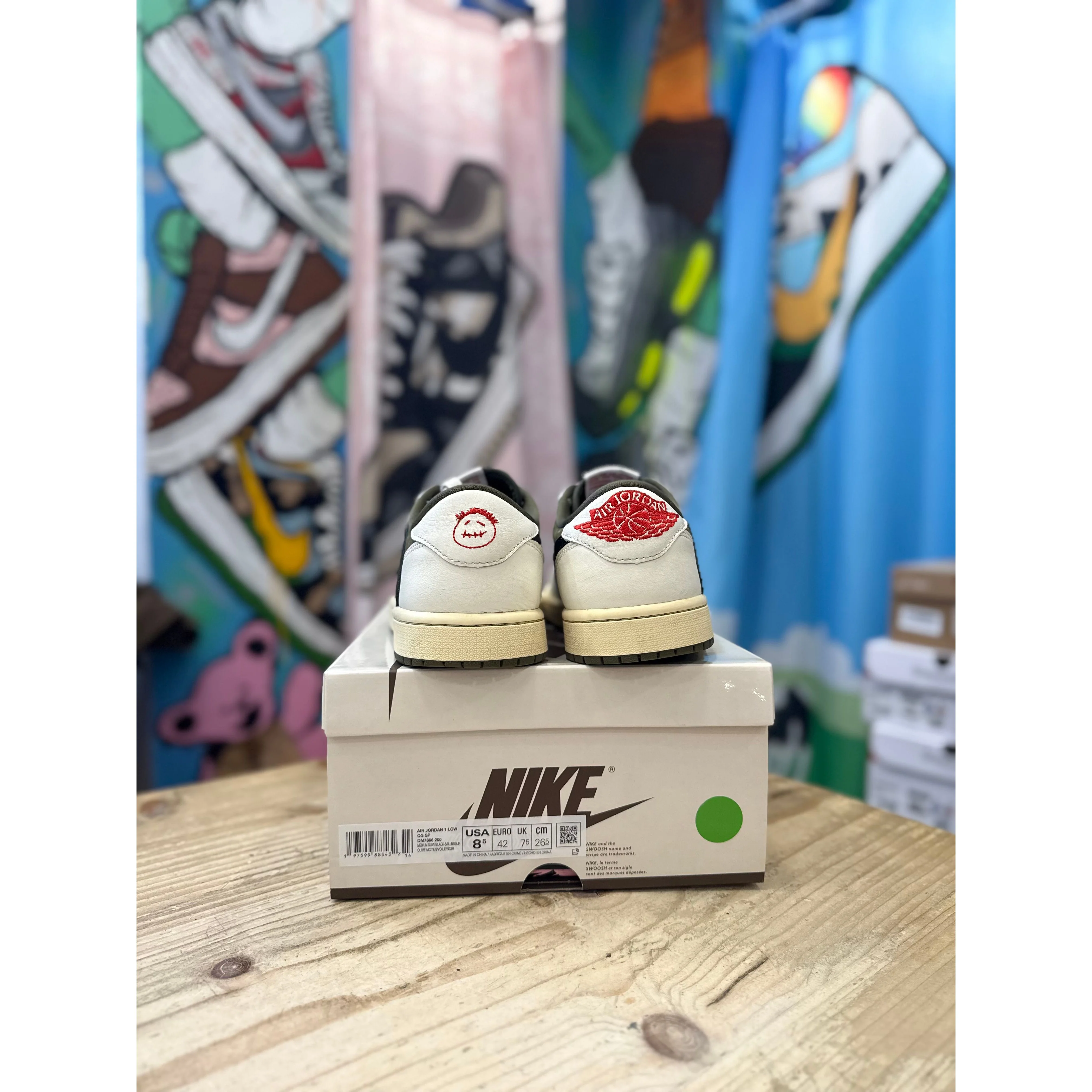 Jordan 1 low Travis Scott Medium Olive UK 7.5. - Image 4