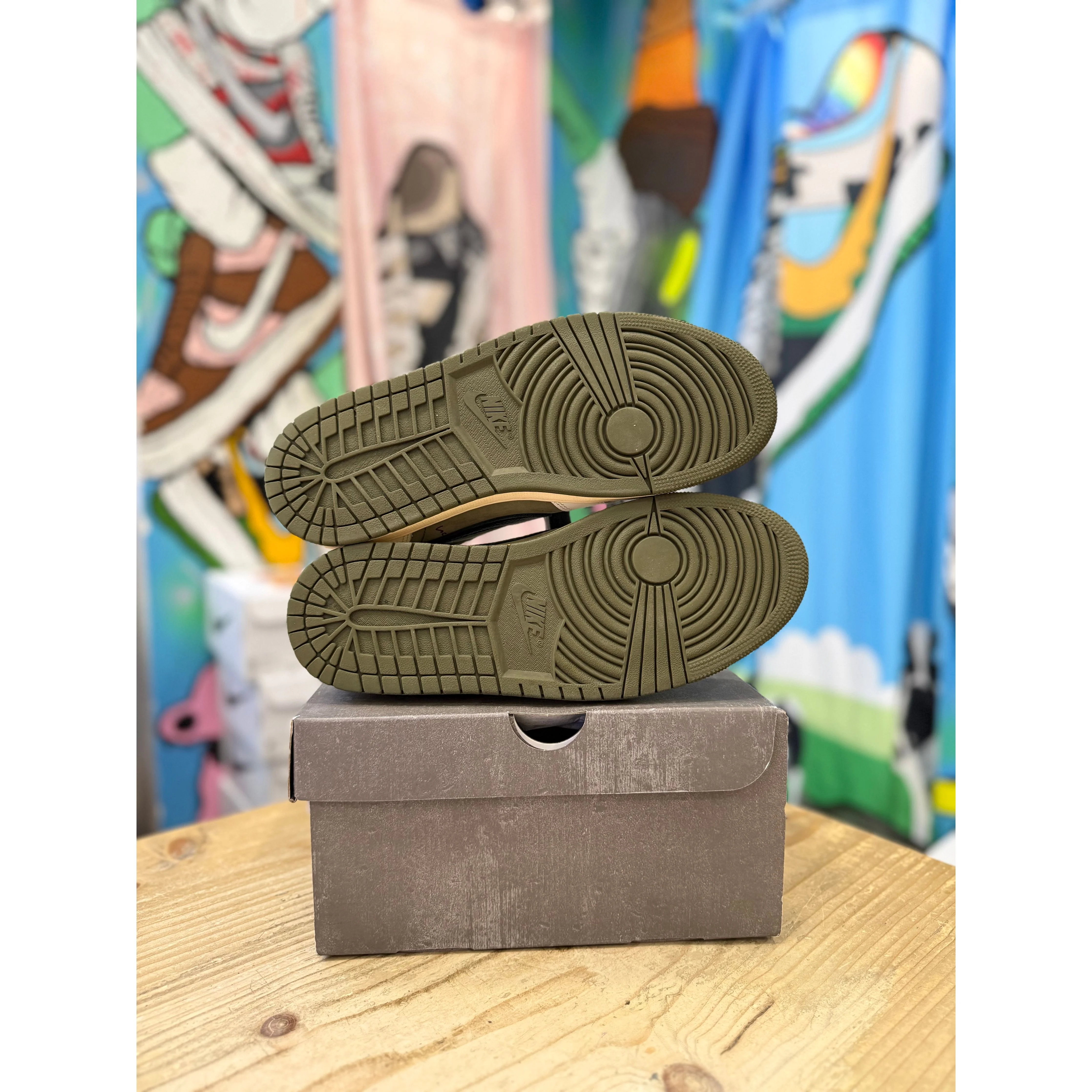 Jordan 1 Travis Scott Medium Olive UK 8.5 - Image 3