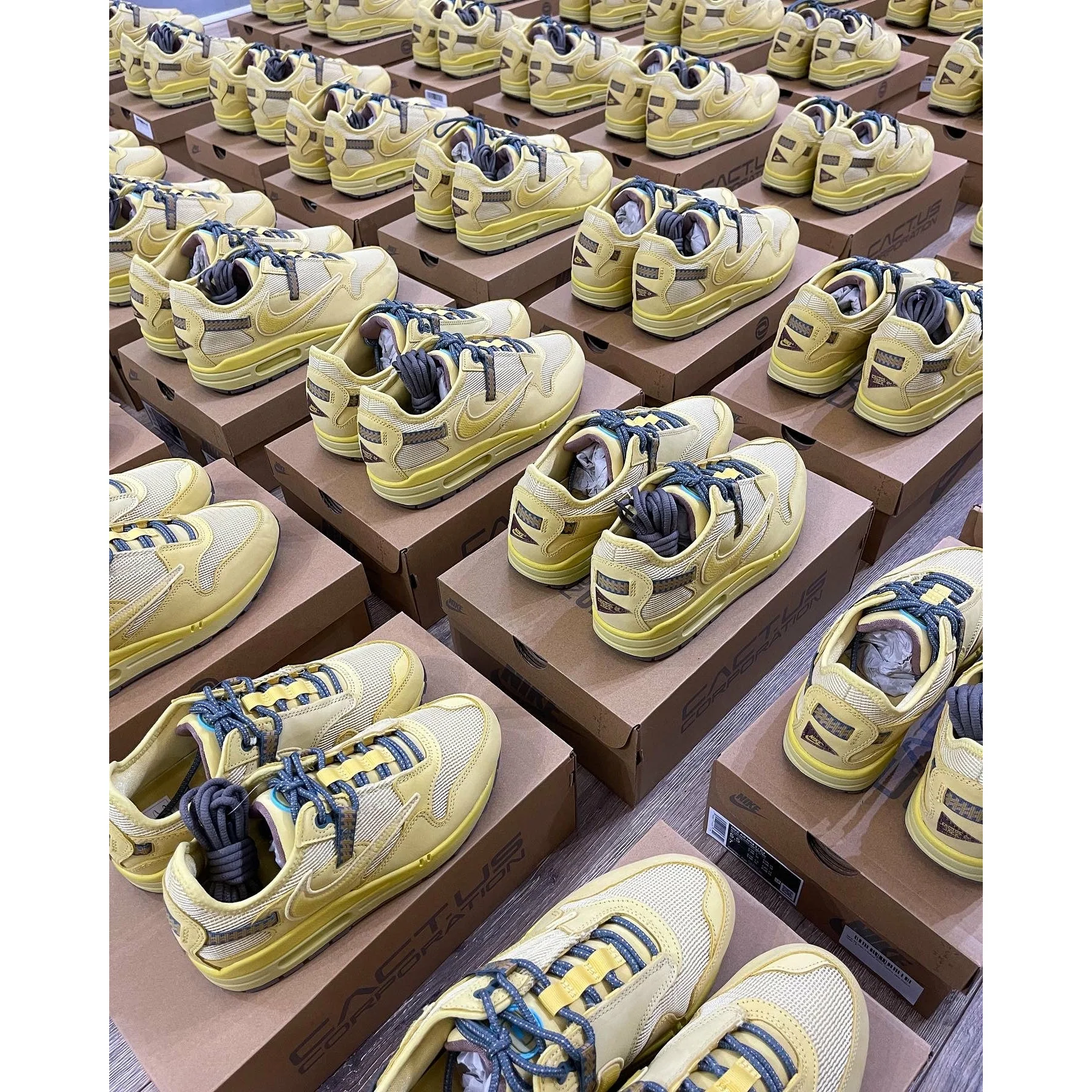 Nike Air Max 1 Travis Scott Cactus Jack Saturn Gold - Image 5