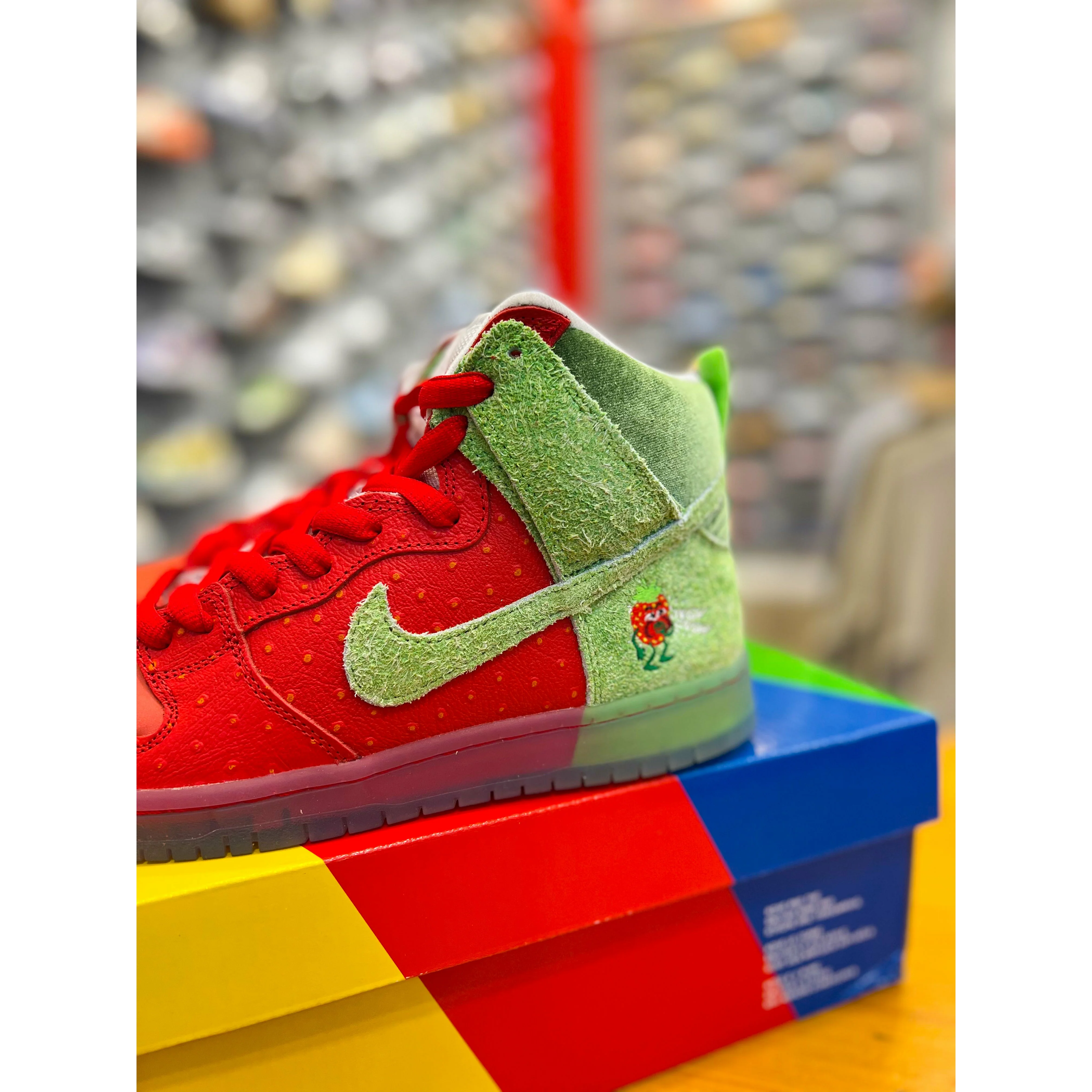 Nike SB Dunk High Strawberry Cough (Regular Box) - Image 2