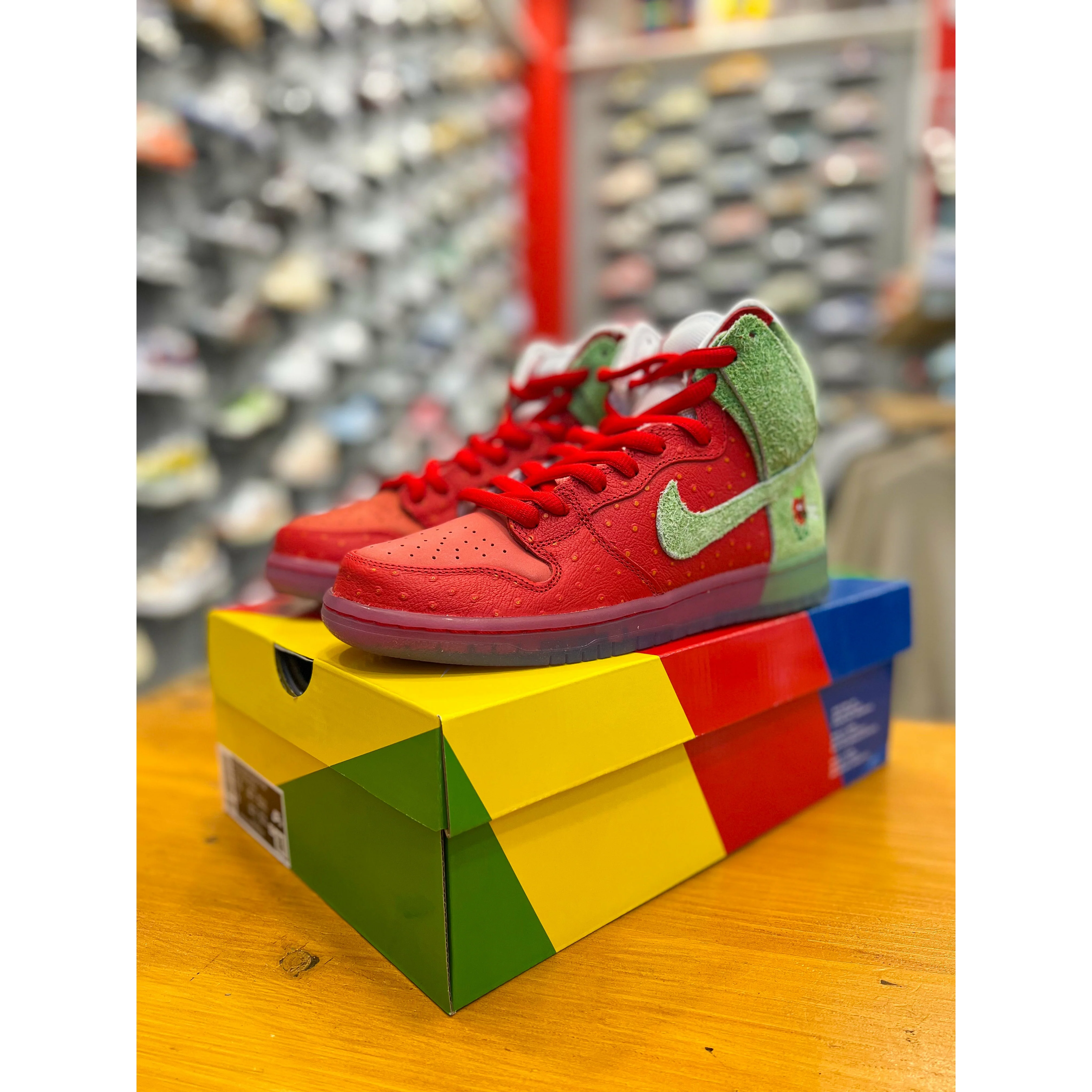 Nike SB Dunk High Strawberry Cough (Regular Box) - Image 3