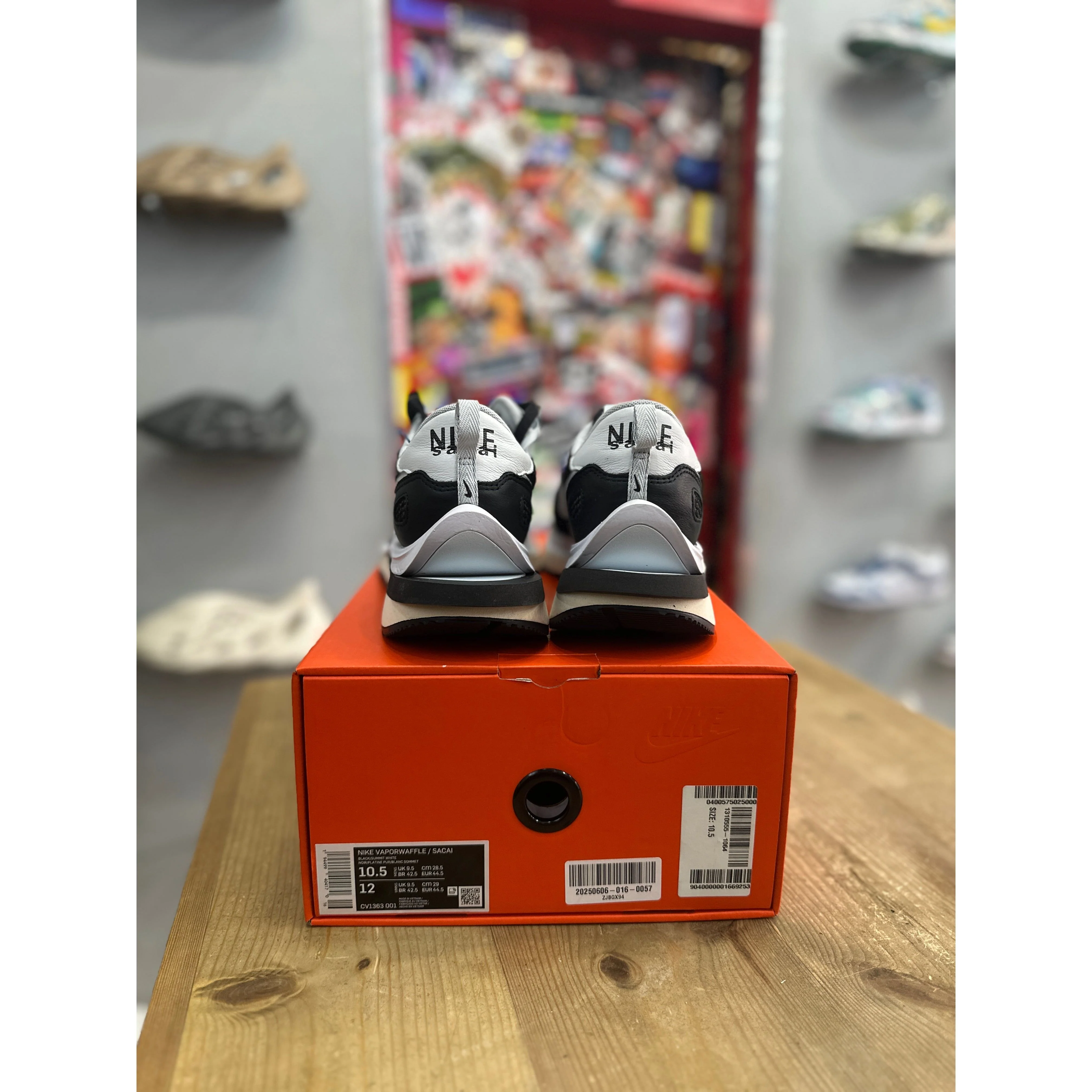 Nike Vaporwaffle sacai Black White UK 9.5. - Image 3