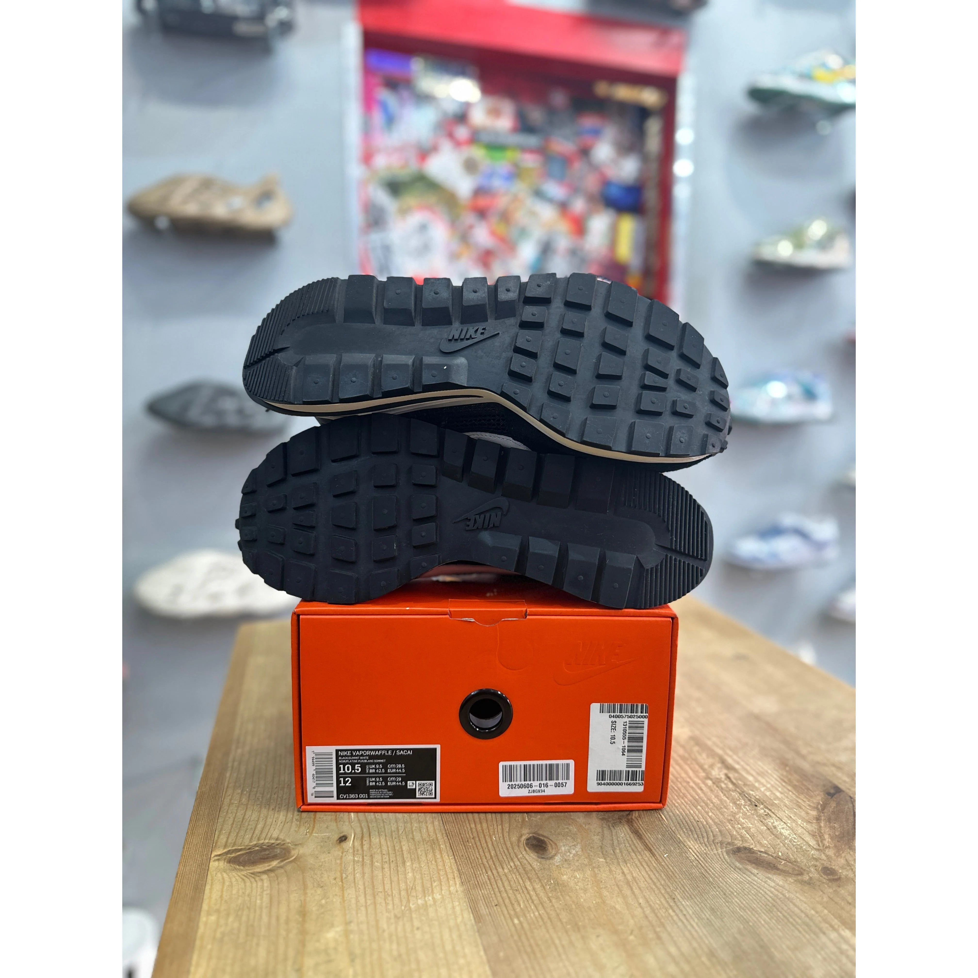 Nike Vaporwaffle sacai Black White UK 9.5. - Image 4